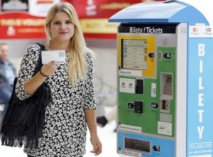 Automat biletowy BS-09 sprzedający bilety Kolei Śląskich.
