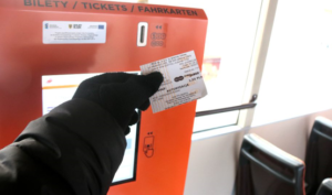 Automat biletowy BM-06 w pojeździe Miejskiego Zakładu Komunikacyjnego w Jeleniej Górze.