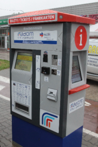 Stacjonarny automat biletowy BS-206-206 na ulicach Radomia.