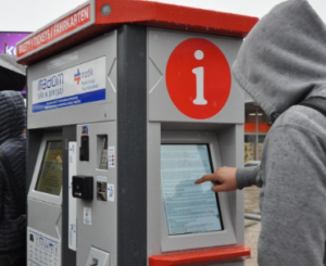 Stacjonarny automat biletowy BS-206 na ulicach Radomia - korzystanie z modułu infokiosku.