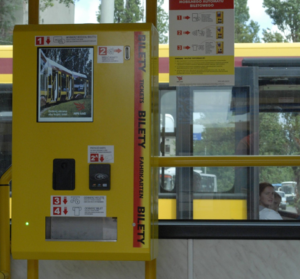 Automat biletowy BM-05 sprzedający bilety w pojeździe komunikacji miejskiej w Łodzi.
