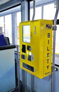 Mobiler Fahrkartenautomat BM-07, der Fahrkarten in einem Fahrzeug der Städtischen Verkehrsbetriebe in Płock verkauft.