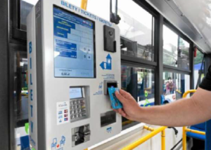 Mobiler Fahrkartenautomat BM-102, der Fahrkarten in einem Fahrzeug des öffentlichen Kommunikationsbetriebes in Kraków verkauft.